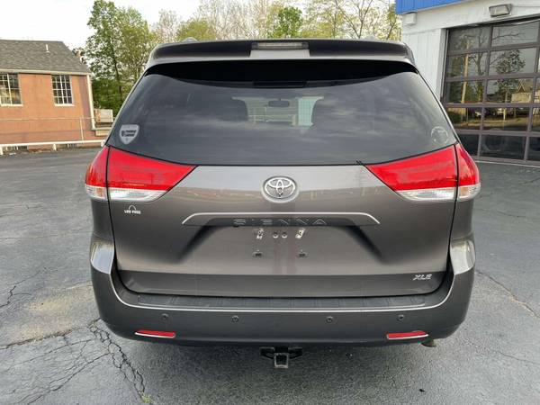 2012 Toyota Sienna XLE FULLY-LOADED ONE-OWNER VERY CLEAN for sale in Saint Louis, MO – photo 7