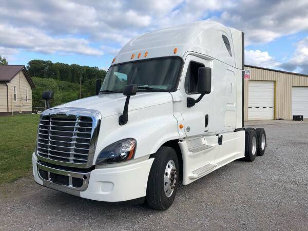 2017 Freightliner Cascadia! Low miles, clean truck for sale in Knoxville, PA