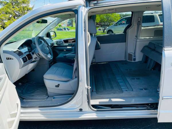 Chrysler Town and Country Touring 2010 for sale in Aurora, IL – photo 8