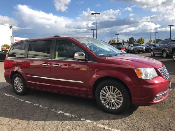 2016 Chrysler Town & Country Limited Passenger Van for sale in Newberg, OR – photo 2
