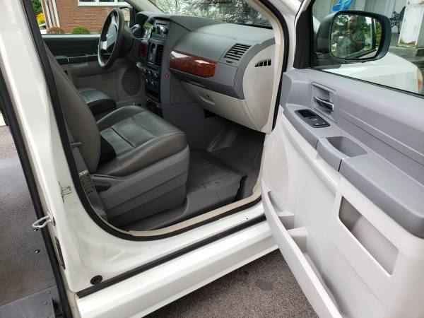 2008 Chrysler Town and Country Wheelchair Accessible Handicap Minivan for sale in Skokie, IL – photo 11