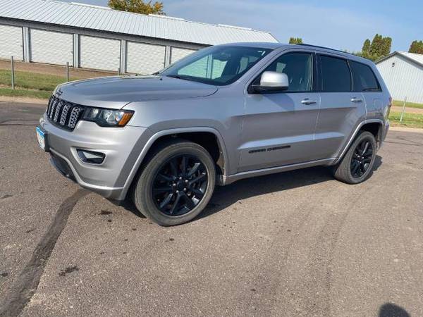 2018 Jeep Grand Cherokee Laredo Alltitude 4wd - cars & trucks - by... for sale in Rush City, MN – photo 2