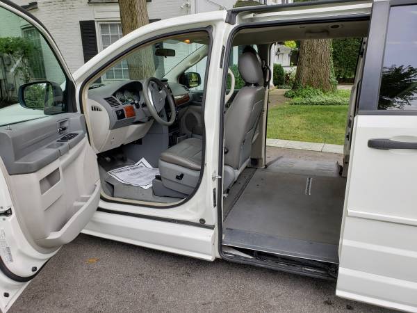 2008 Chrysler Town and Country Wheelchair Accessible Handicap Minivan for sale in Skokie, IL – photo 5