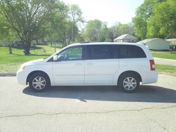 2010 Chrysler Town & Country - - by dealer - vehicle for sale in Chillicothe, IL – photo 5