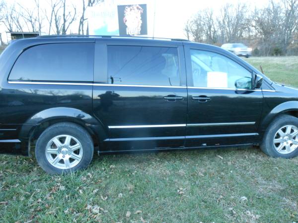 2008 Chrysler Town & Country - cars & trucks - by owner - vehicle... for sale in Warrensburg, MO – photo 6