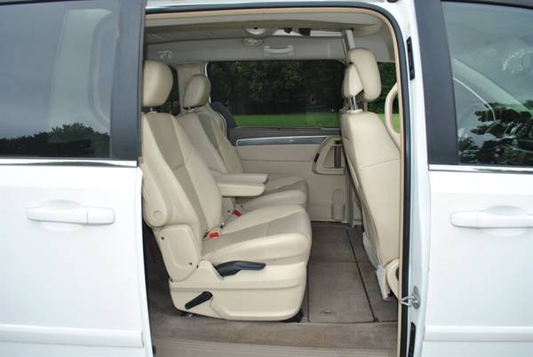 2010 VOLKSWAGEN ROUTAN SE WITH RSE RUST FREE DUAL SCREEN REAR SEAT... for sale in Flushing, MI – photo 8