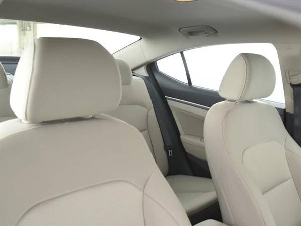 2017 Hyundai Elantra SE Sedan 4D sedan Off white - FINANCE ONLINE for sale in Memphis, TN – photo 5