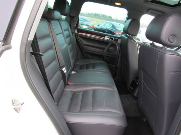 2007 Volkswagen Touareg V6 with Dual front & rear reading lights for sale in Grayslake, IL – photo 15