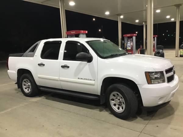 White 2007 Chevy Avalanche LS 4X4 Truck - cars & trucks - by dealer... for sale in Dallas Center, IA – photo 4