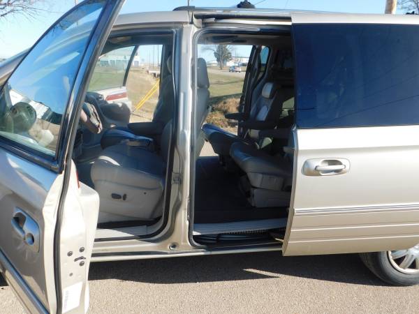 2005 Chrysler Town&Country - cars & trucks - by dealer - vehicle... for sale in Topeka, KS – photo 8