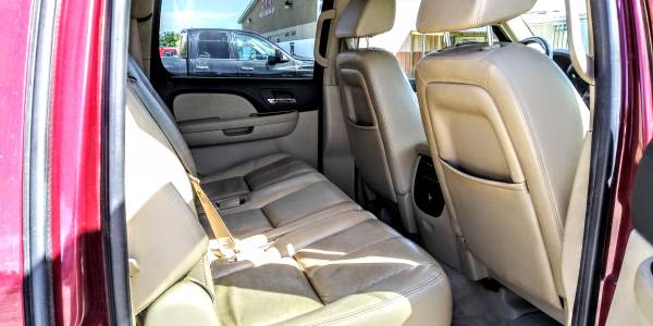 2007 Chevrolet Suburban LT - cars & trucks - by dealer - vehicle... for sale in Neenah, WI – photo 20