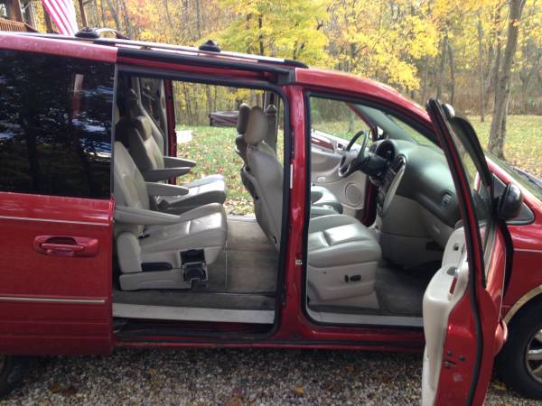 2005 Chrysler Town & Country Limited for sale in Howard, OH – photo 7