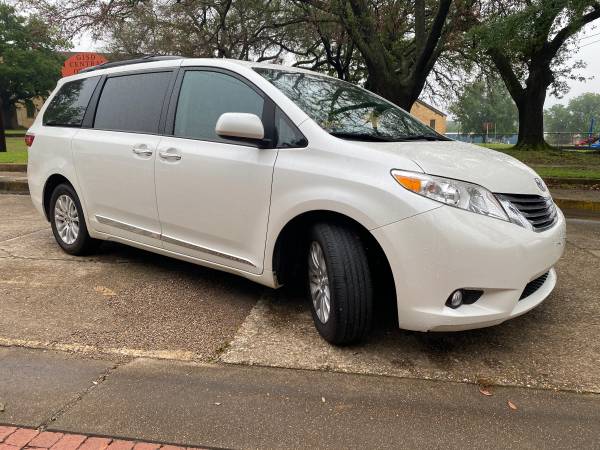 2017 Toyota Sienna XLE - - by dealer - vehicle for sale in Gladewater, TX – photo 6