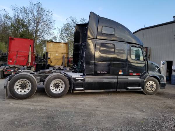 06 volvo 780 semi truck for sale in Louisville, KY – photo 8
