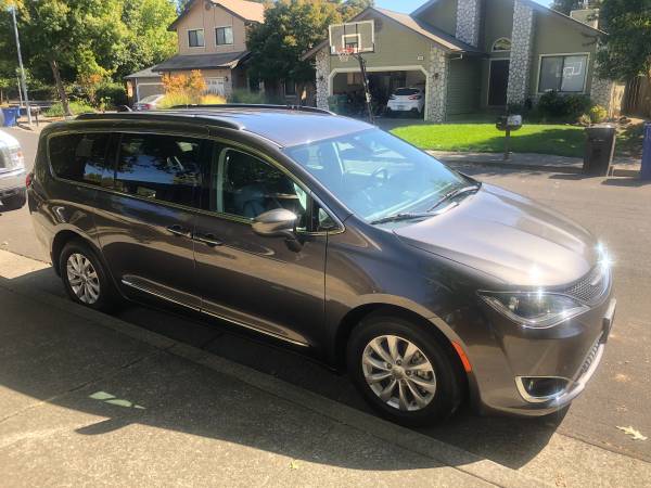 2017 Chrysler Pacifica Touring-L Minivan for sale in Windsor, CA – photo 3