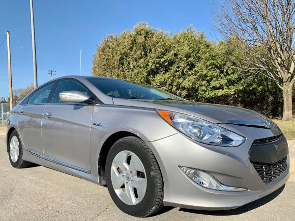2012 HYUNDAI SONATA HYBRID LIKE NEW !! NEW TIRES!! GREAT MPG'S!! -... for sale in Le Roy, IA – photo 3
