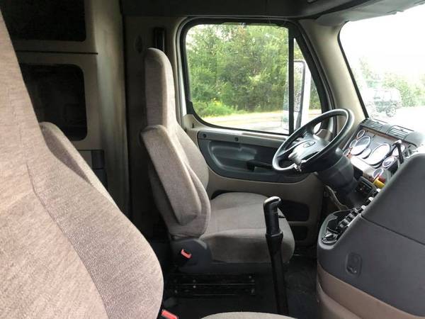 2017 freightliner cascadia, low miles , obo for sale in Knoxville, NC – photo 7