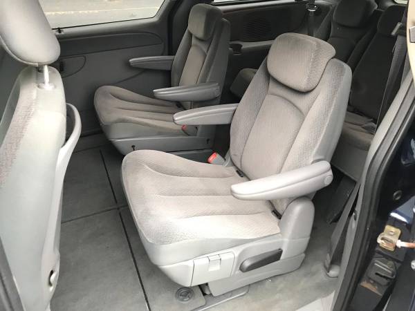 2005 CHRYSLER TOWN & COUNTRY (low miles) for sale in Bridgeview, IL – photo 10
