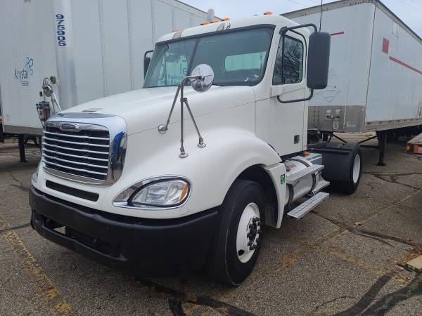 Freightliner Columbia - cars & trucks - by owner - vehicle... for sale in Mason, MI – photo 2