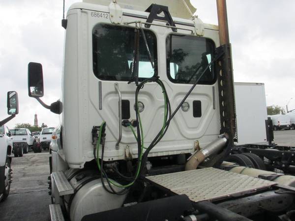 2014 FREIGHTLINER CASCADIA Truck - - by dealer for sale in Saint Louis, MO – photo 12