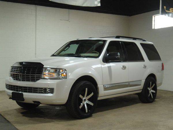 2010 LINCOLN NAVIGATOR LUXURY - FINANCING AVAILABLE-Indoor Showroom! for sale in PARMA, OH