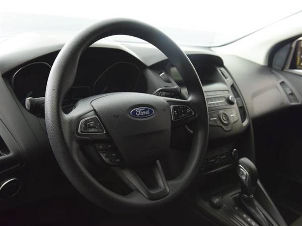 2018 Ford Focus SE Hatchback 4D hatchback Black - FINANCE ONLINE for sale in Detroit, MI – photo 2