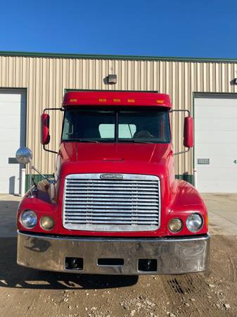 2000 Freightliner Columbia Day Cab - cars & trucks - by owner -... for sale in Alton, IA – photo 2