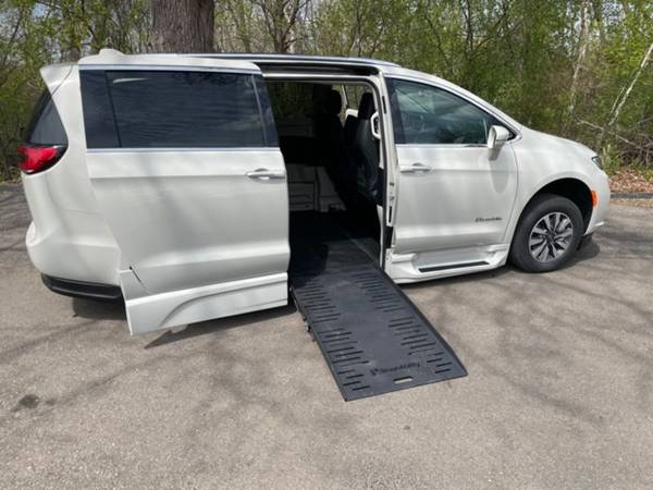 Wheelchair/Handicap Accessible 2021 Chrysler Pacifica Touring for sale in Other, MI – photo 2