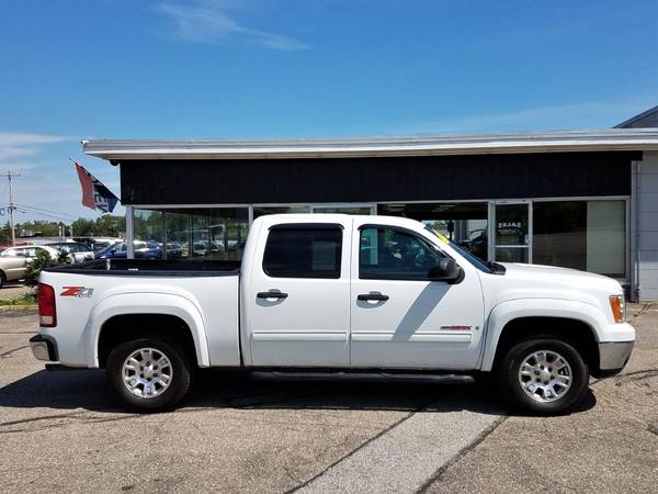 2008 GMC Sierra Crew Cab Z71 MAX 4WD, 143K, 6.0L V8, Auto, A/C, CD/SAT for sale in Belmont, MA – photo 2