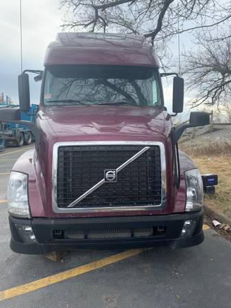 VOLVO VNL 670 - good for parts ! for sale in Wheeling, IL – photo 2