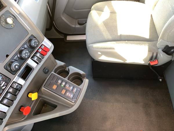 ◄◄◄ 2018 Kenworth T680 Day Cabs ►►► - cars & trucks - by dealer -... for sale in Columbus, OH – photo 8