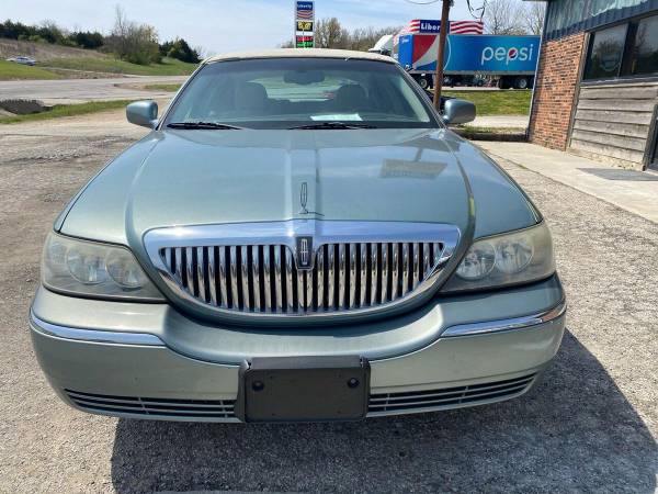 2005 Lincoln Town Car Signature 4dr Sedan - - by for sale in Valley Falls, KS – photo 3