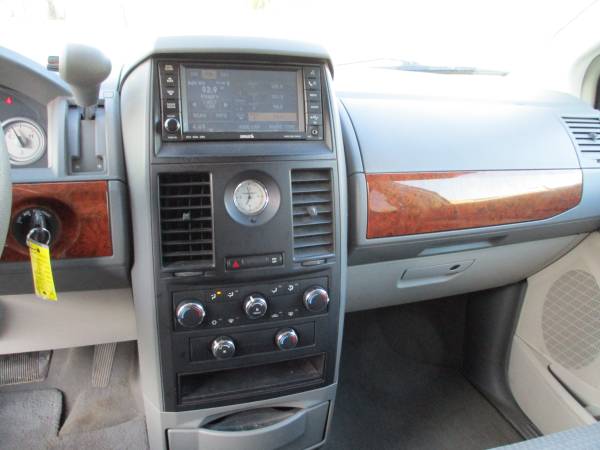 2008 CHRYSLER TOWN AND COUNTRY - cars & trucks - by owner - vehicle... for sale in Highland Park, IL – photo 10