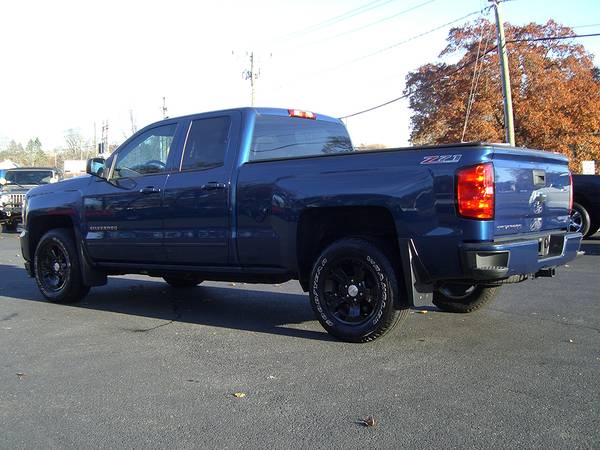 ► 2017 CHEVROLET SILVERADO Z71 DOUBLE CAB 4x4 WITH ONLY 25k MILES... for sale in Feeding Hills, CT – photo 3
