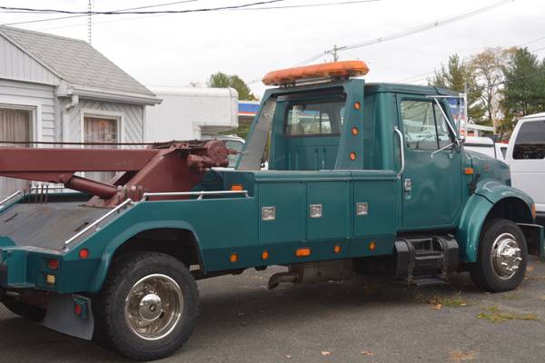 1996 INTERNATIONAL 4100 DT 466E TOW TRUCK - cars & trucks - by owner... for sale in Chicopee, MA – photo 2
