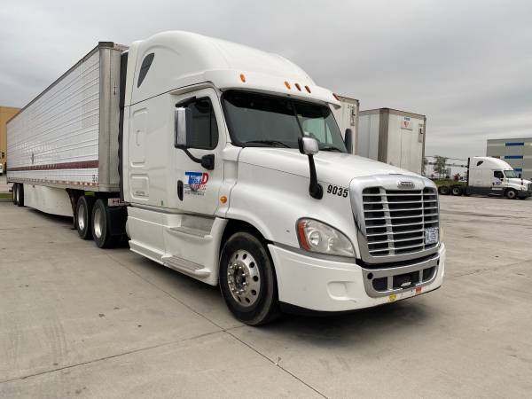2014 Freightliner Cascadia - cars & trucks - by owner - vehicle... for sale in Bartlett, IL – photo 3