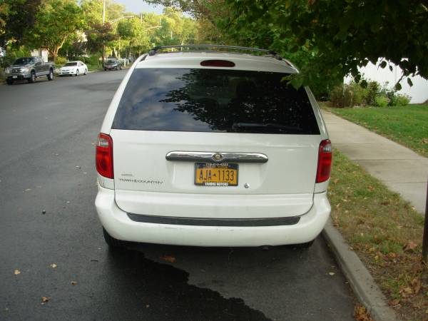 2006 CHRYSLER TOWN & COUNTRY for sale in STATEN ISLAND, NY – photo 2