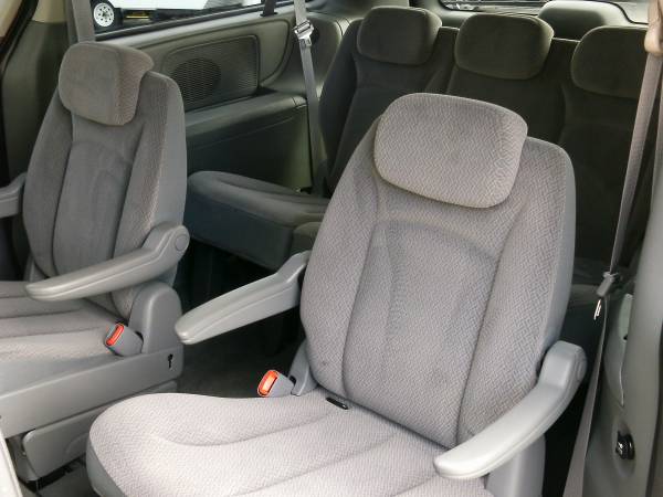 2007 Dodge Caravan-29,000 MILES! SEATS 7 PASSENGERS COMFORTABLY! for sale in Silvis, IA – photo 13