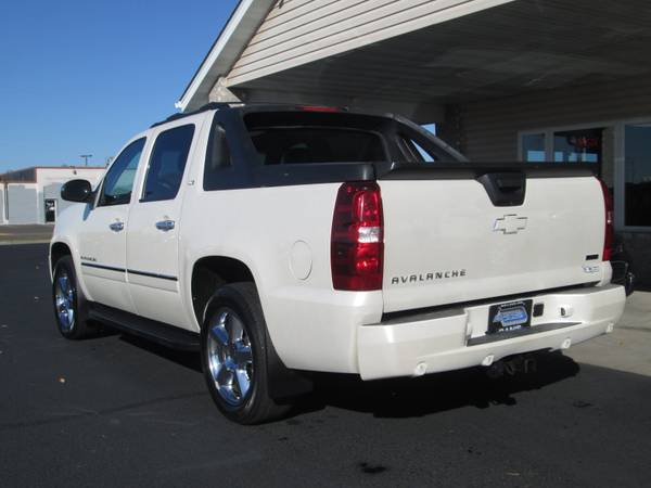 2011 CHEVY AVALANCHE LTZ CREW CAB LOW MILES! PEARL WHITE! LIKE NEW!... for sale in Monticello, MN – photo 4