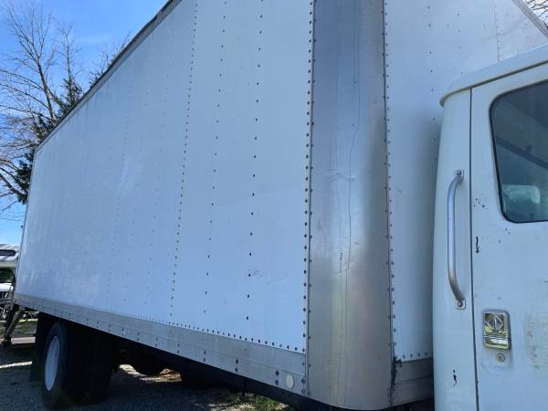 98 International 4700 26 Box Truck with lift gate for sale in New Haven, KY – photo 3