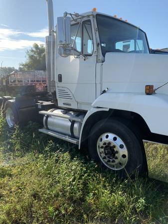 2001 FREIGHTLINER SEMI TRACTOR TRUCK for sale in Palatka, SC – photo 2