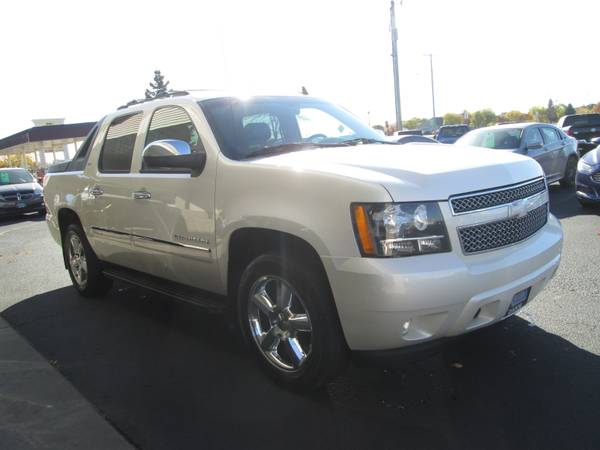 2011 CHEVY AVALANCHE LTZ CREW CAB LOW MILES! PEARL WHITE! LIKE NEW!... for sale in Monticello, MN – photo 2