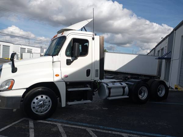 2015 FREIGHTLINER CASCADIA-DAY CAB - cars & trucks - by dealer -... for sale in Miami, FL – photo 3