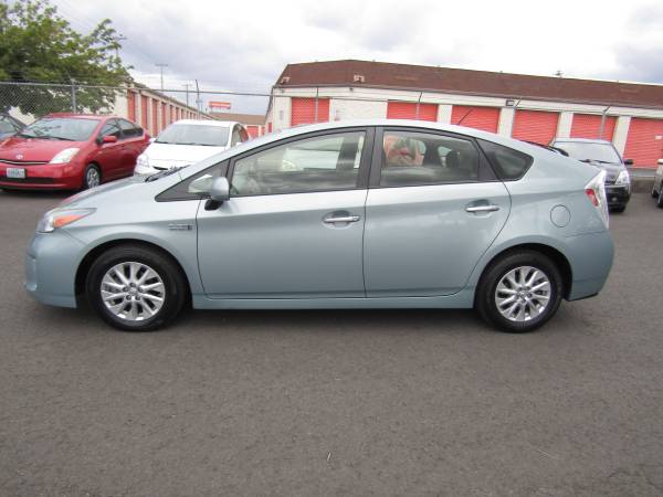 2013 Toyota Prius Plug-in Hybrid Advanced, 90 MPG City/102 MPG Hyw for sale in Portland, OR – photo 2