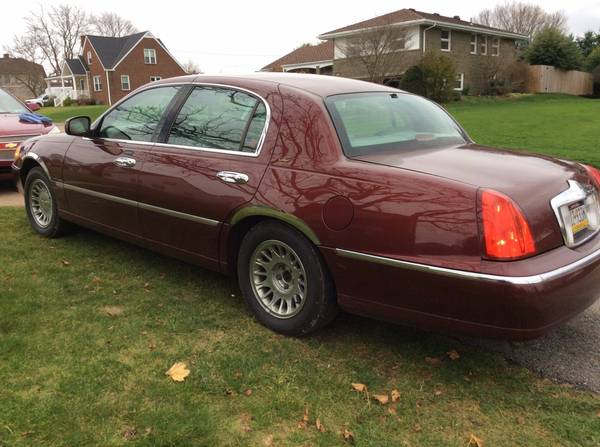 2000 LINCOLN TOWN CAR - cars & trucks - by dealer - vehicle... for sale in Ambridge, PA – photo 2