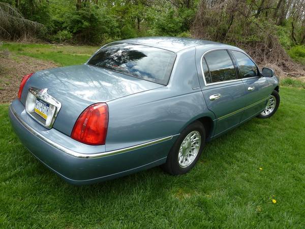 1999 Lincoln Town Car Signature 76k Cean Carfax no accidents or for sale in Huntingdon Valley, PA – photo 7