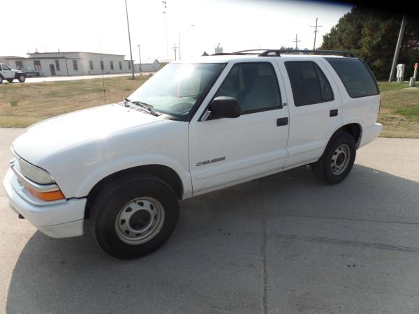 2000 Chevy S10 Blazer - cars & trucks - by dealer - vehicle... for sale in Holdrege, NE – photo 4