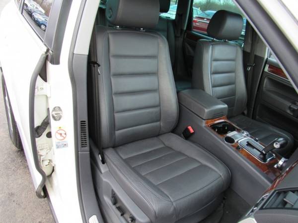 2007 Volkswagen Touareg V6 with Dual front & rear reading lights for sale in Grayslake, IL – photo 16