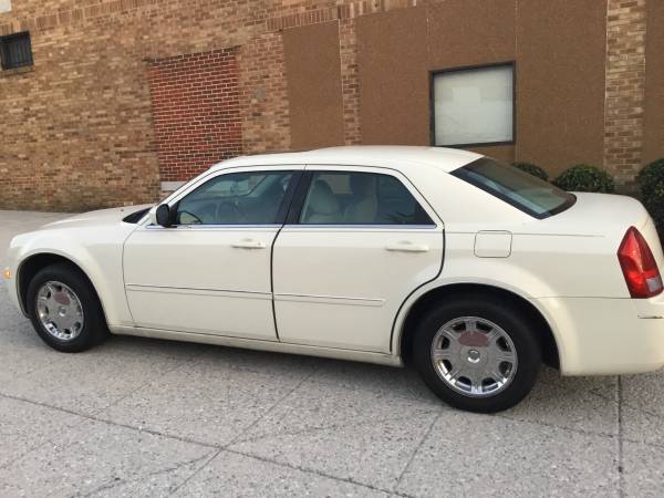 2006 Chrysler 300 Touring 3 5 Loaded runs & Looks like new only for sale in Washington, District Of Columbia – photo 8