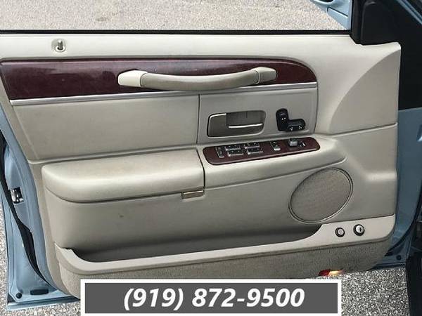 2005 *Lincoln* *Town Car* *4dr Sedan Signature* Ligh for sale in Raleigh, NC – photo 20